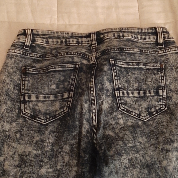 Distressed jeans - Picture 4 of 4
